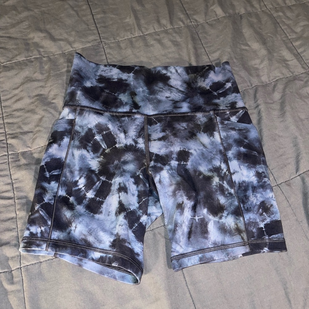 Athleta blue Tie-Dye with pocket 6” biker short size small